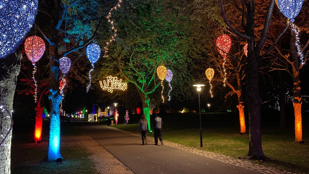 Die Lichtshow Lumagica im Elbauenpark Magdeburg zog auch 2025 Zehntausende Menschen an. Wer das Lichtspektakel noch erleben möchte, sollte sich beeilen.