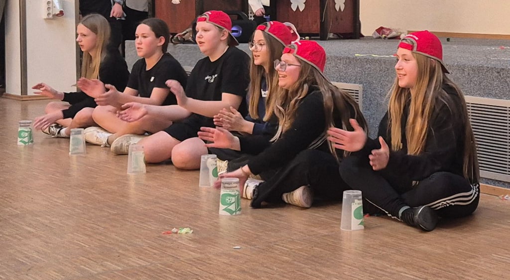 Die Sechstklässler der Brettiner Sekundarschule präsentierten einen Cup-Song als rhythmische Choreografie.