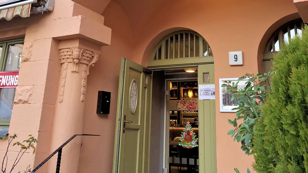 Der Eingang von „Mr. Truong“ lädt Gäste ein, die vietnamesische Küche und frisch zubereitetes Sushi  zu genießen.