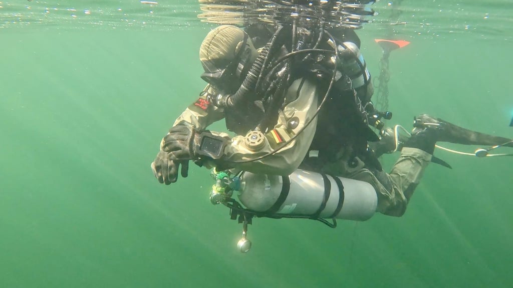 Minentaucher bei der Ausbildung im Geiseltalsee 