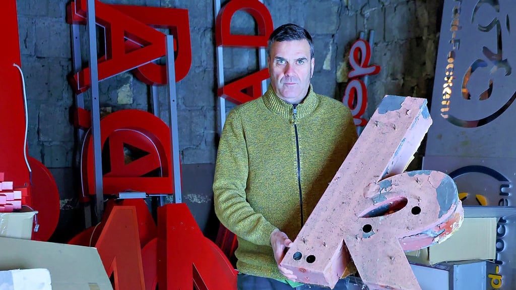 Thomas Jost mit einem der Leuchtbuchstaben vom Möbelhaus Reinecke und Andag in Halle