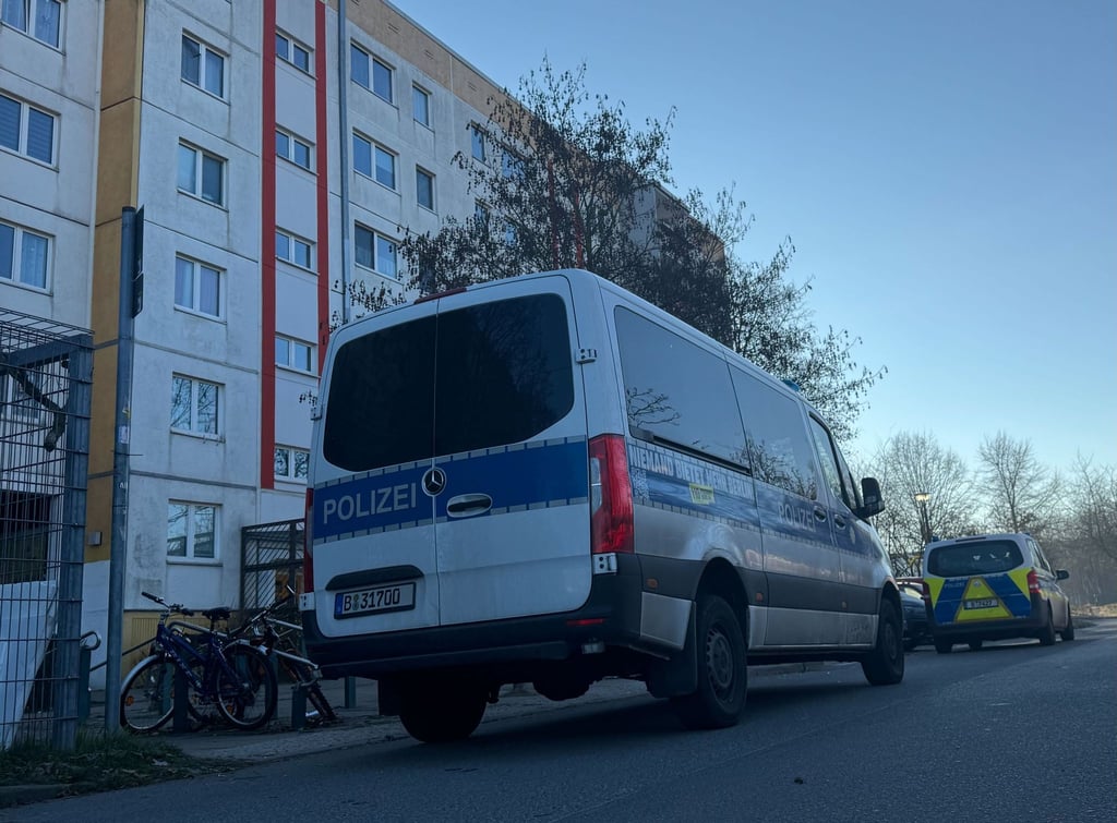 Bei einem Großeinsatz in Berlin-Hellersdorf hat die Berliner Polizei mehrere Personen festgenommen.