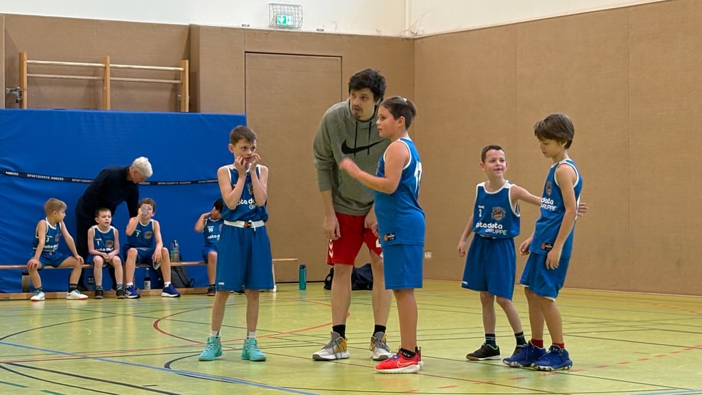 Letzte Besprechung vor dem Tipp-Off: Oscar Fuglsang trainiert die Nachwuchsmannschaft der Genthin Grizzlies im Altersbereich M10. Sie nahm nun an einem Weihnachtsturnier in Magdeburg teil.