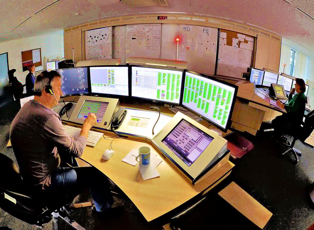 Die Mitarbeiter der Leitstelle des Salzlandkreises in Staßfurt (Foto) sollen künftig im Notfall auch die Kollegen in der Landeshauptstadt Magdeburg vertreten können.