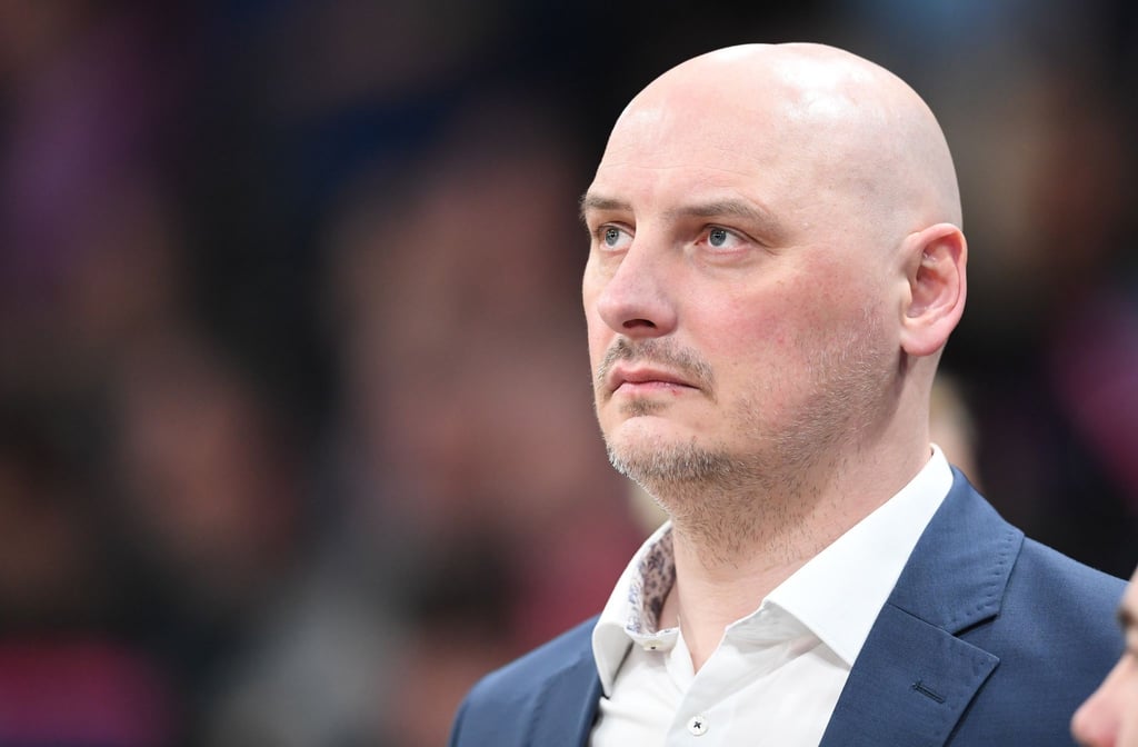 Przemyslaw Frasunkiewicz, Trainer von Rostock, verfolgt das Spiel von der Seitenlinie. (Archivbild)