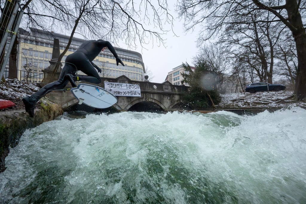Ein Weihnachtswunder? Auf dem Eisbach wird wieder gesurft.