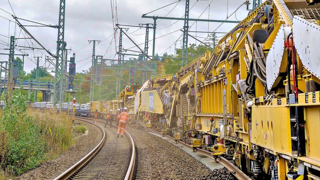 20 bis 30 Menschen arbeiten an der Gleisbaumaschine RU 800 S von Swietelsky, die den Schienenstrang um Wittenberg erneuert.  