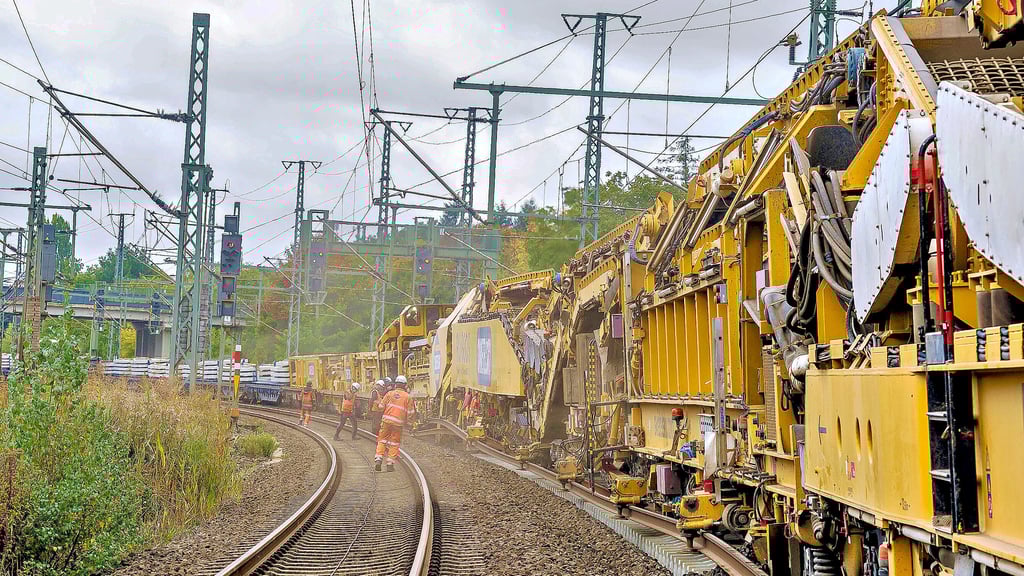 20 bis 30 Menschen arbeiten an der Gleisbaumaschine RU 800 S von Swietelsky, die den Schienenstrang um Wittenberg erneuert. Über Monate war die Bahnstrecke zwischen Leipzig und Berlin über Wittenberg dadurch gesperrt.&nbsp;&nbsp;