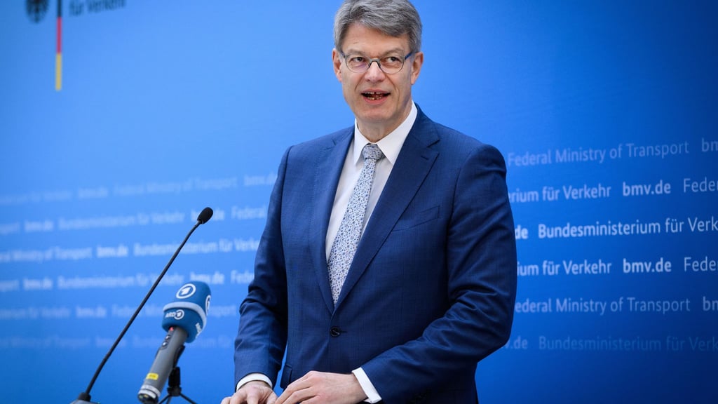 Der Bundesverkehrsminister sieht in der Absenkung der Luftverkehrssteuer einen Beitrag, den Standort Deutschland zu stärken. (Archivbild)