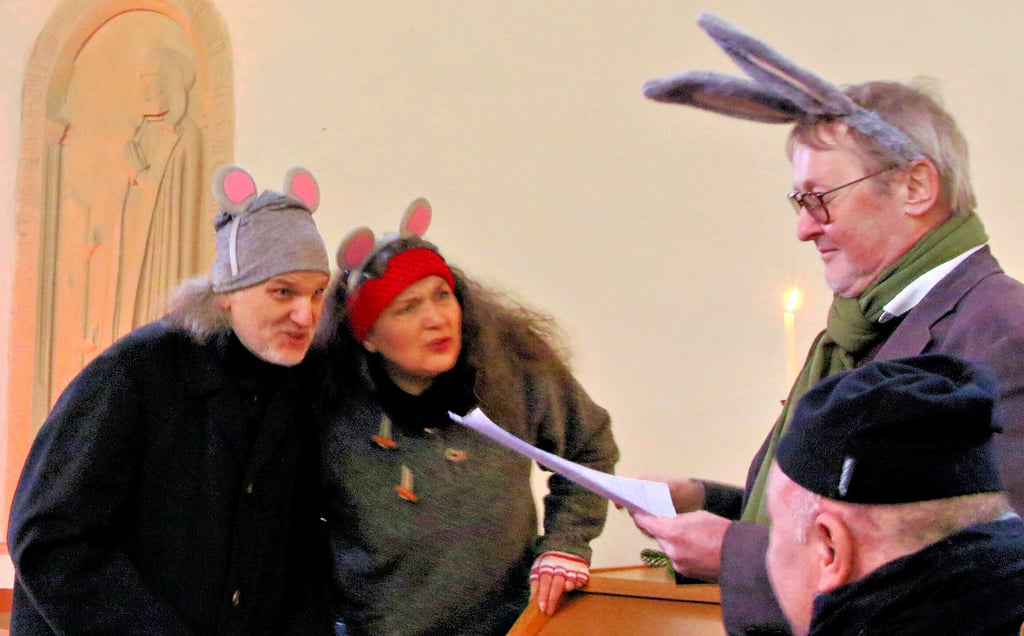 Der Esel Daniel (Pfarrer Lewek, rechts) kann den beiden Mäusen (Annelie und Johannes Leuthäuser) bei ihrer Suche nicht helfen. 
