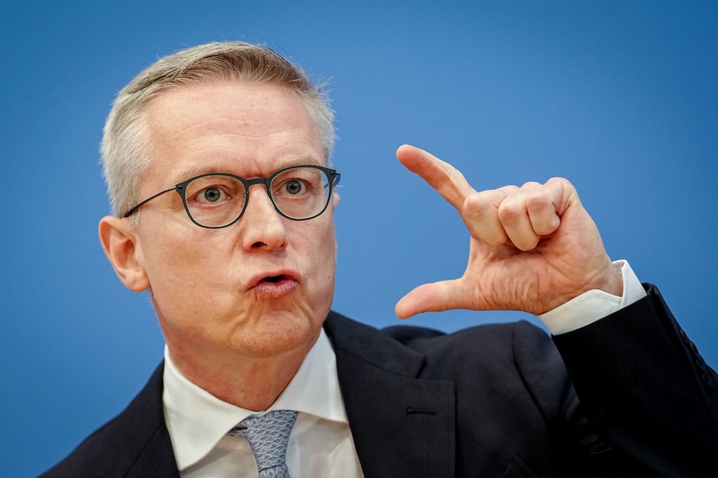 Digitalminister Karsten Wildberger (CDU) unterstützt die Idee einer Altersgrenze für Social Media und hält auch Smartphone-Verbote an Schulen für sinnvoll. (Archivbild)