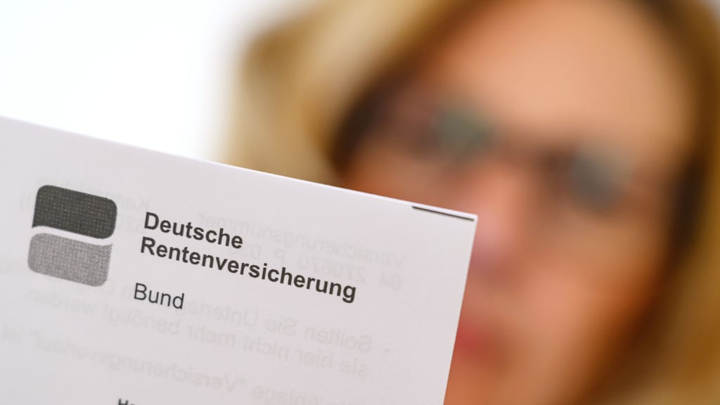 Ein Blick auf die Unterlagen der Rentenversicherung. (Archivbild)