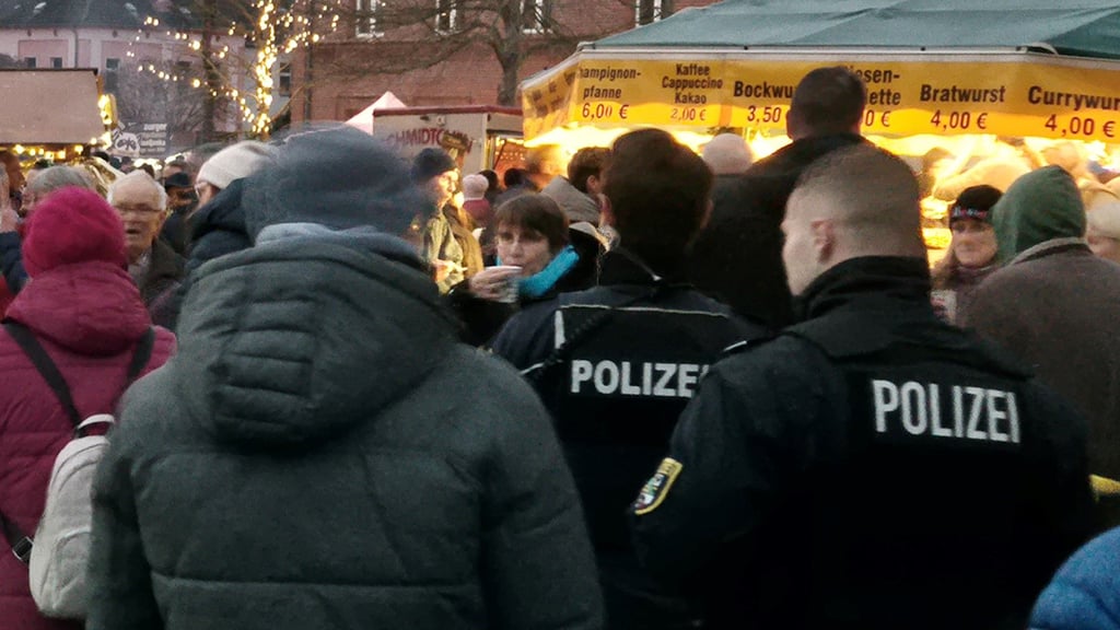 Immer wieder waren Polizeibeamte auf dem Genthiner Adventsmarkt unterwegs und hatten das Geschehen im Blick. 