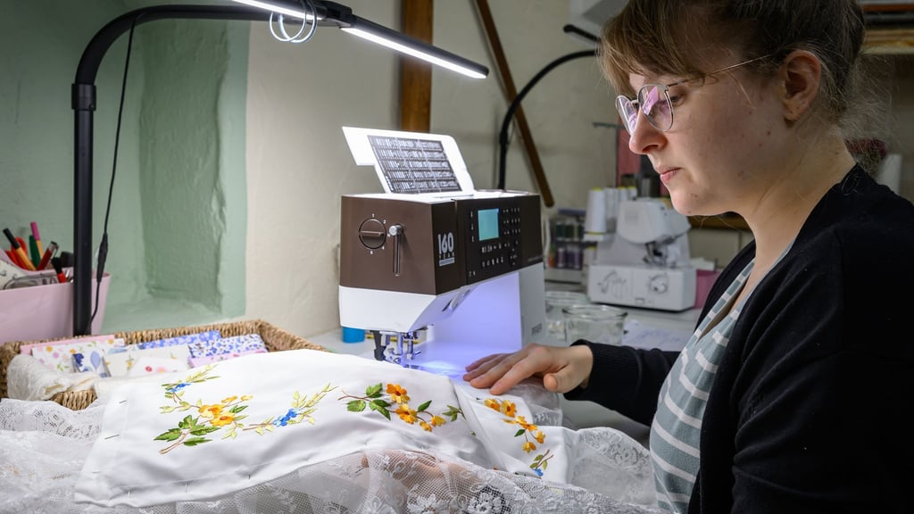 Leonie Schiemenz näht nebenberuflich Trachten.