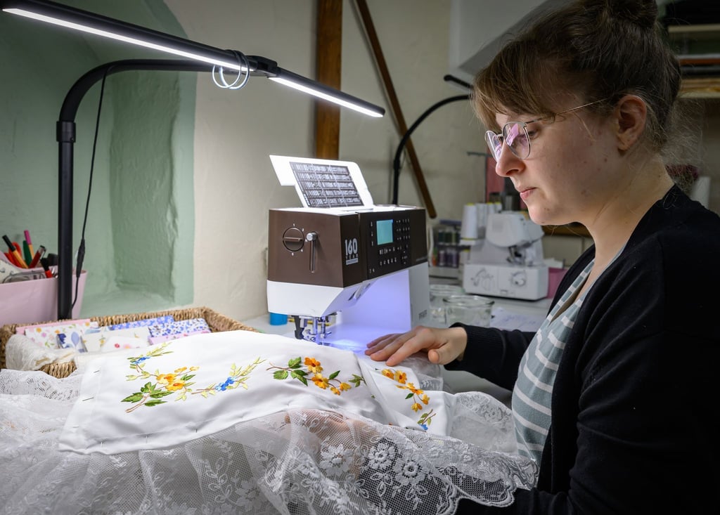 Leonie Schiemenz näht nebenberuflich Trachten.