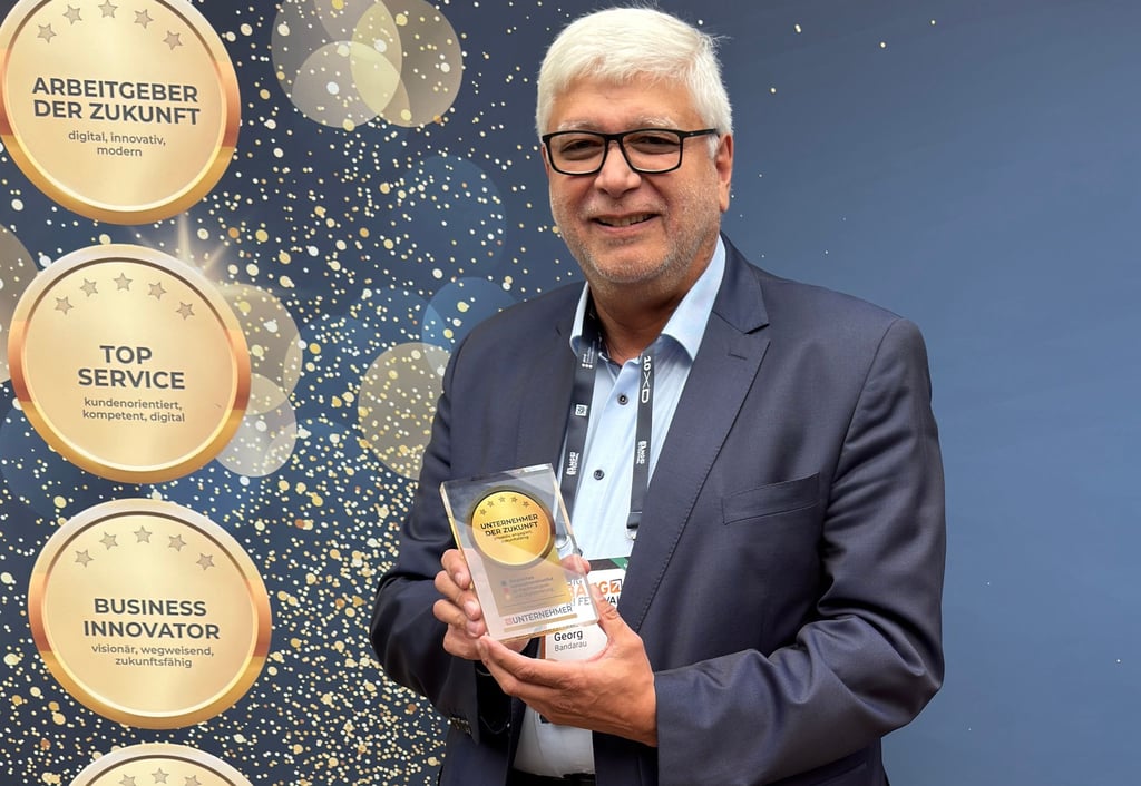 Pro M-Stadtmanager Georg Bandarau mit dem Preis "Unternehmen der Zukunft". 