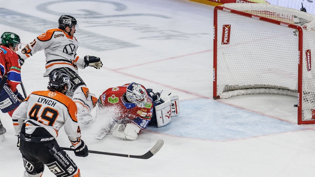 Eisbären-Goalie Jake Hildebrand kann den Wolfsburger Siegtreffer von Justin Feser nicht verhindern.