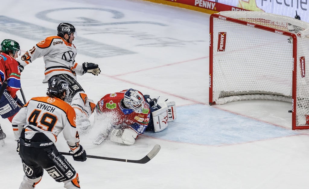 Eisbären-Goalie Jake Hildebrand kann den Wolfsburger Siegtreffer von Justin Feser nicht verhindern.
