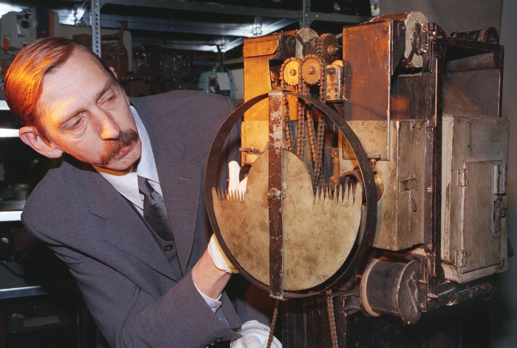 Das Bioskop, eine technische Neuerung, spielte zwei Filmstreifen abwechselnd und projizierte sie so auf die Leinwand. (Archivbild)