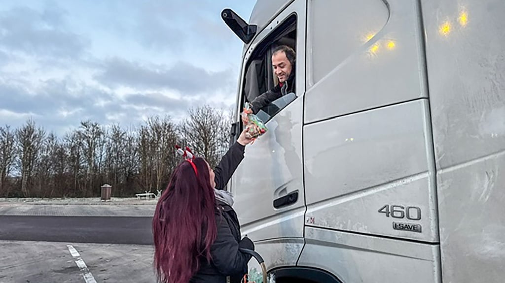 LKW-Fahrerin Sophie Reher verteilte an Heiligabend auf mehreren Autohöfen entlang der A 14 und auch auf der A 2 und A9 in Sachsen-Anhalt Geschenke an Lasterfahrer.