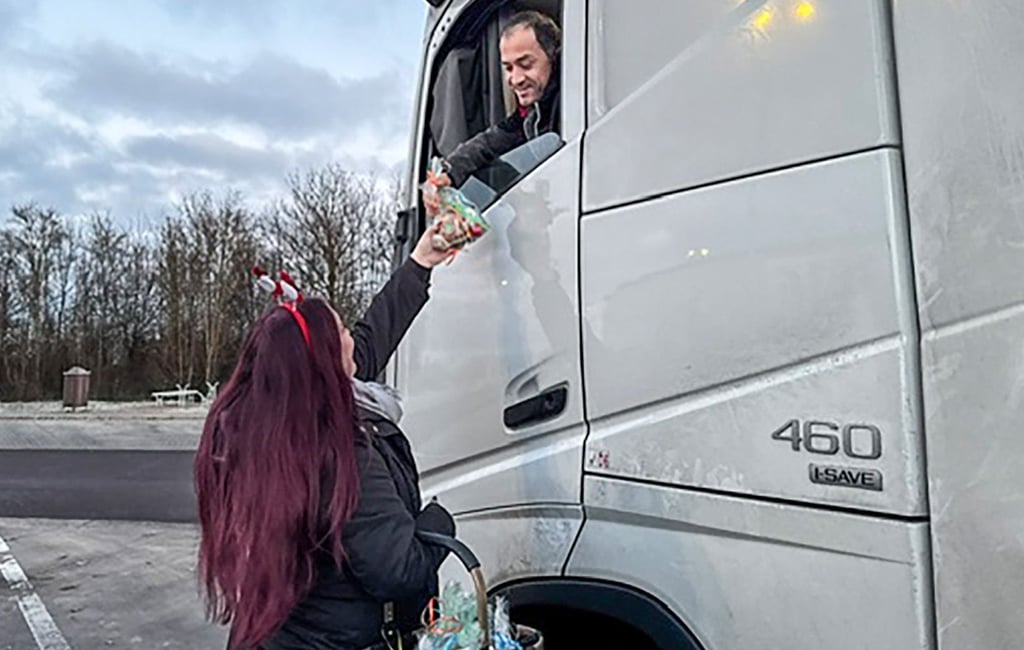 Sophie Reher verteilte an Heiligabend auf mehreren Autohöfen entlang der A 14 und auch auf der A 2 Geschenke an Lasterfahrer. 