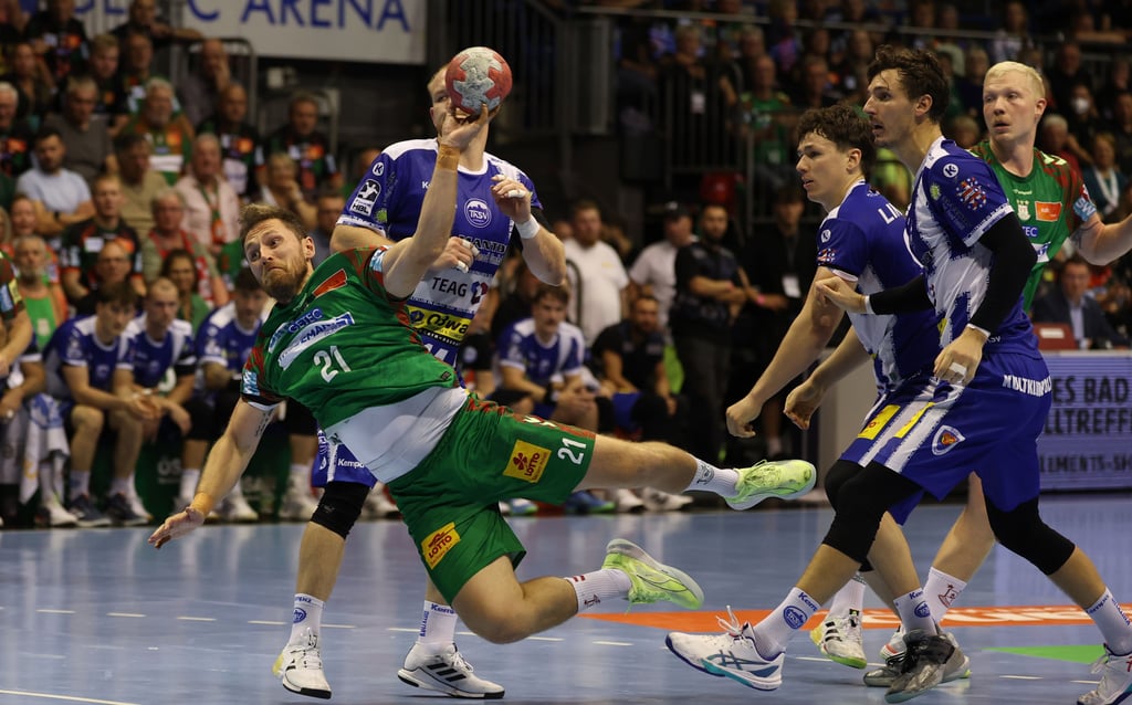 Albin Lagergren setzt sich hier beim Heimspiel des SCM gegen Eisenach toll am Kreis durch. Der Schwede erzielte im September zwei Tore beim 34:28-Sieg der Magdeburger.  