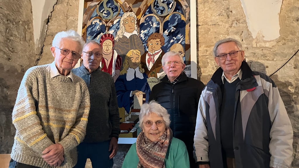 Langjährige Mitglieder des Vereins: Rudolf Scheibert, Walther Uffrecht, Anne Ulrich, Eberhard Scheuer und Jürgen Ulrich (v.li.). Sie stehen vor einem der gestickten Wandbilder, die mit Beginn der Bauarbeiten für den Bildungscampus anderswo aufbewahrt werden müssen.