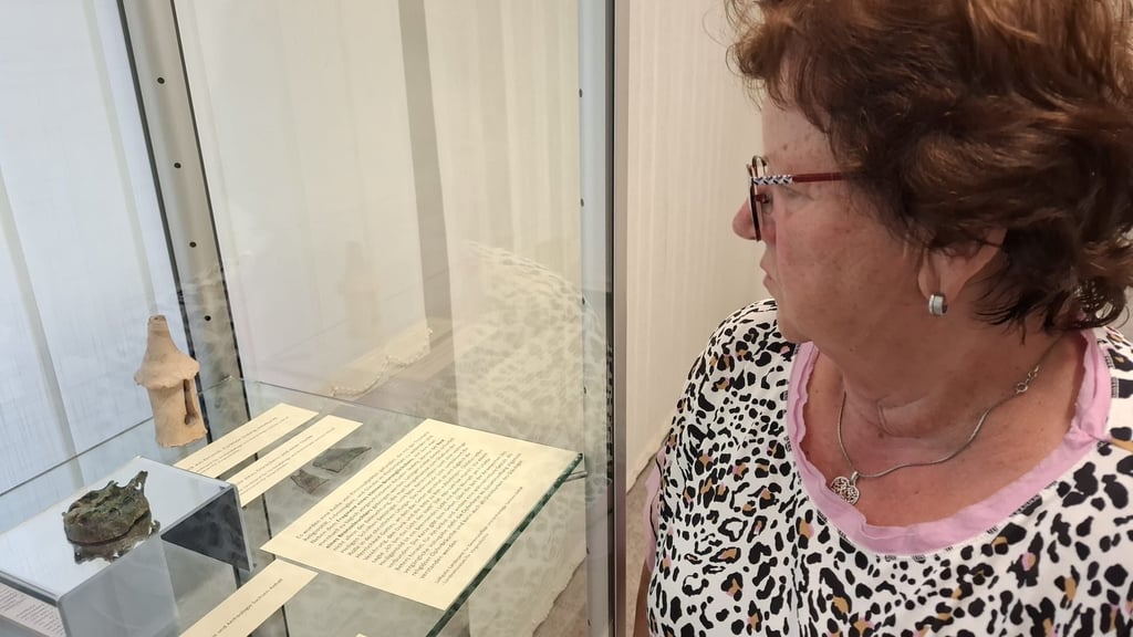 Hannelore Kruschel rätselt, für was der kleine Keramikgegenstand re.) genutzt worden sein könnte. Bis 6. Januar kann das Rätsel noch gelöst werden. Dann endet die Sonderausstellung im Spengler-Museum in Sangerhausen.   