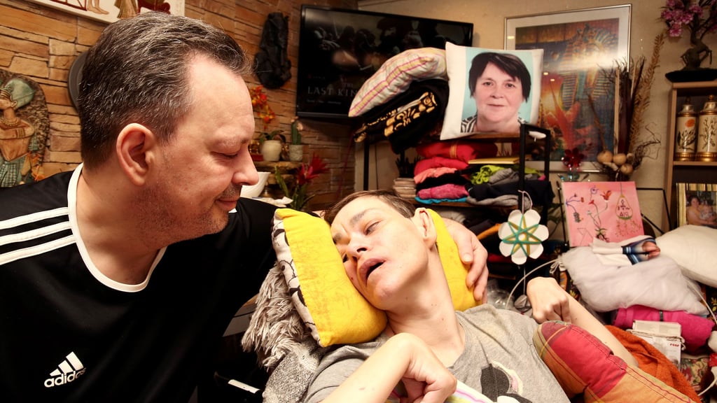 Seit sieben Jahren kümmert sich der gelernte Krankenpfleger Karsten Flügel daheim um seine schwerstbehinderte jüngere Schwester Kerstin.
