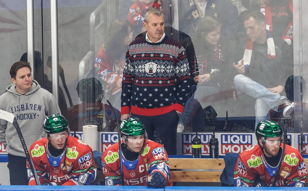 Eisbären-Coach Serge Aubin verfolgt die Heimniederlage seines Teams gegen Wolfsburg.