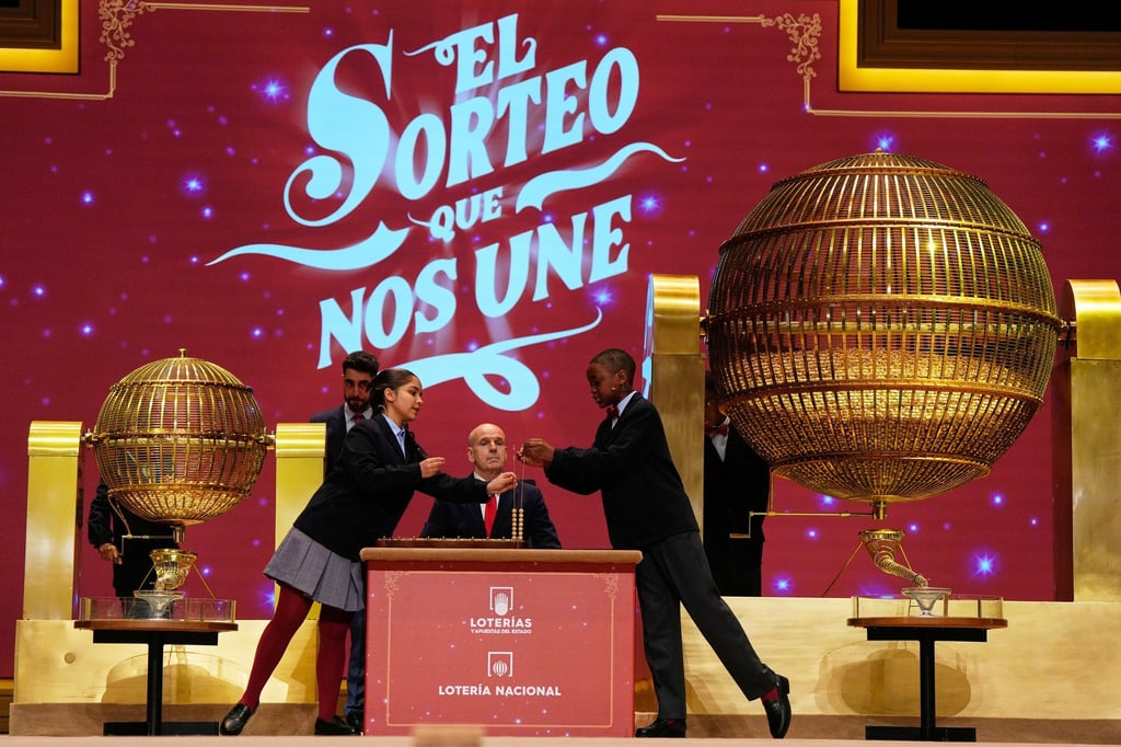 Schülerinnen und Schüler stehen im Mittelpunkt der Zeremonie. Hier bei der Ziehung der Lottozahlen im Madrider Teatro Real.