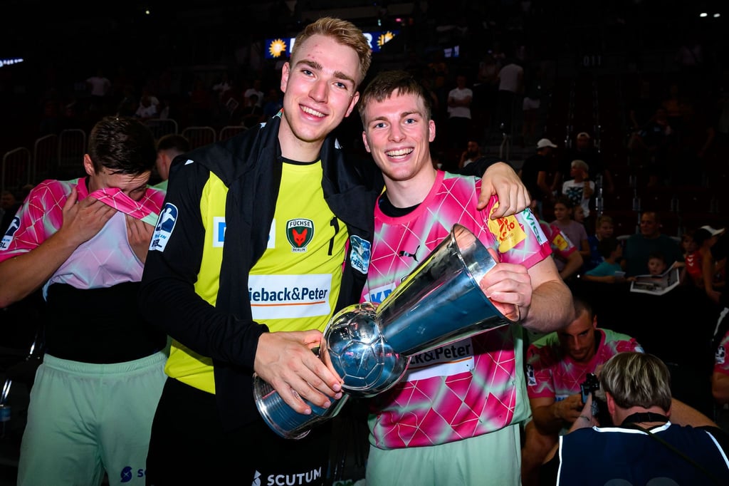 Torhüter Lasse Ludwig (l) und Nils Lichtlein jubelten 2024 nach dem Gewinn des Supercups.