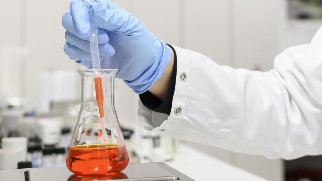 Die chemische Industrie ist eine der Schlüsselbranchen in Niedersachsen, steht aber zunehmend unter wirtschaftlichem Druck. (Symbolbild)