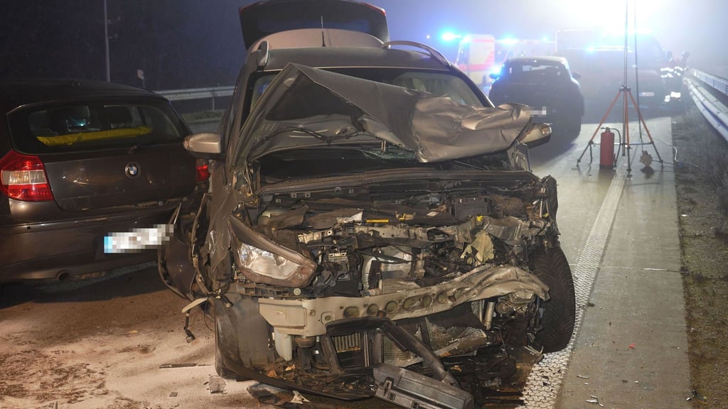 Bei einem Zusammenstoß mehrerer Autos auf der Autobahn 1 bei Wildeshausen sind fünf Menschen leicht verletzt worden.