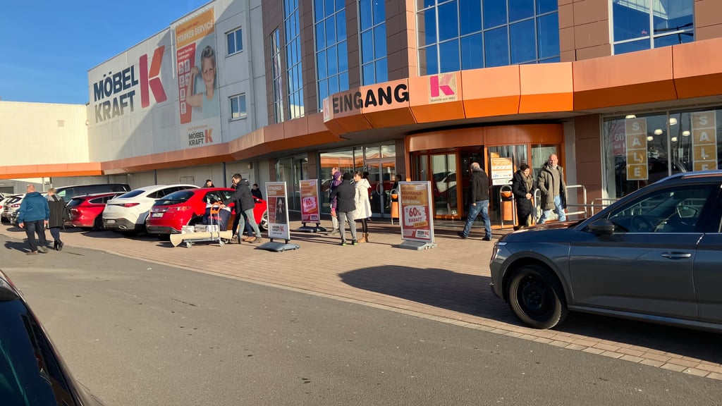 Parken bis auf den Gehweg: Das Interesse am Ausverkauf bei Möbel Kraft in Halle-Peißen war zum Start riesig.