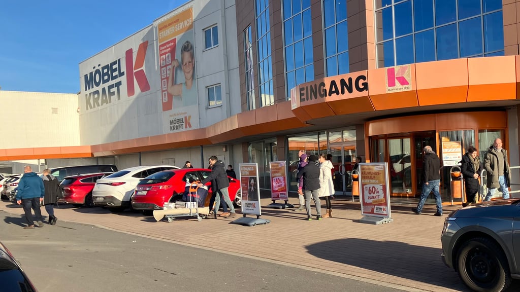 Parken bis auf den Gehweg: Das Interesse am Ausverkauf bei Möbel Kraft in Halle-Peißen war zum Start riesig.