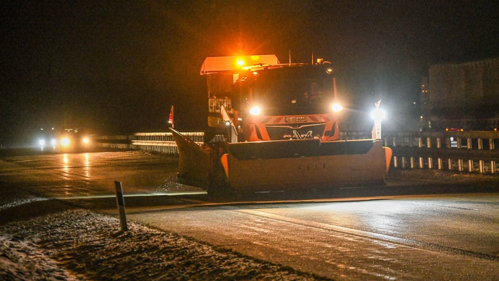 Für die Retter kommt das Streufahrzeug zur rechten Zeit. (Symbolbild)