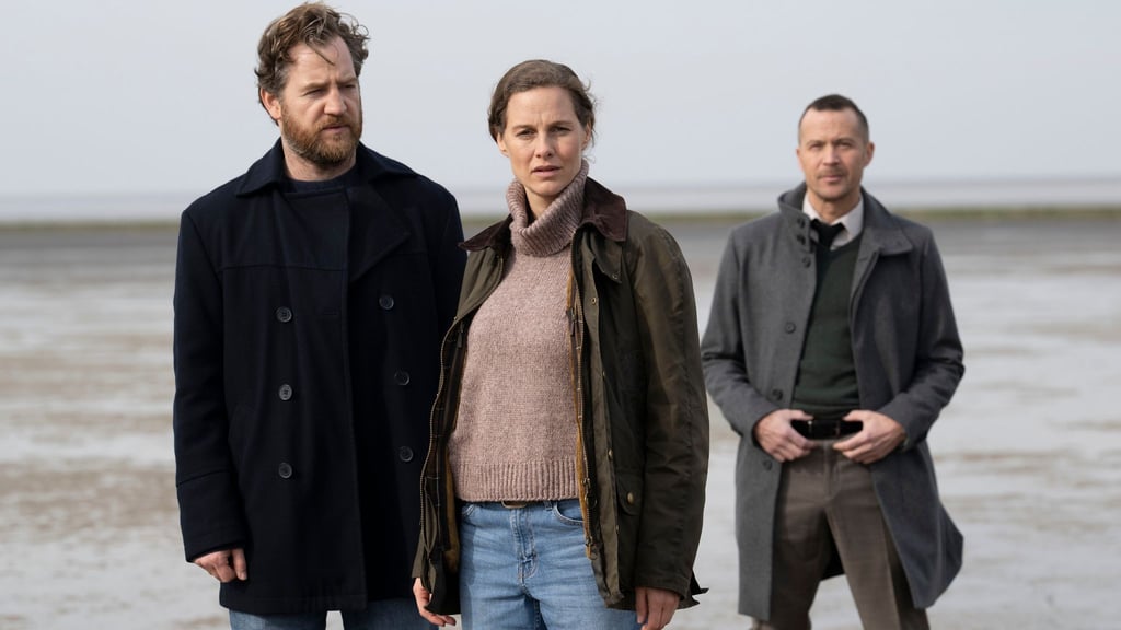 Herzzerreißend beginnt die neueste Verfilmung der „Ostfrieslandkrimi“-Romanreihe von Bestsellerautor Klaus-Peter Wolf im ZDF.