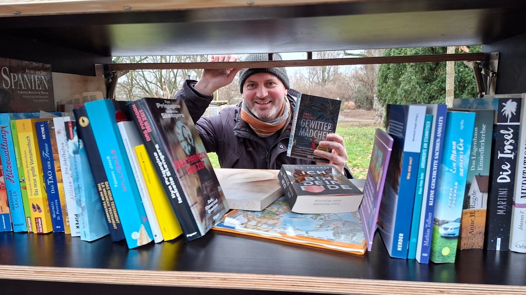 Daniel Adler, Sprecher der Arbeitsgruppe für Gemeinwesenarbeit Werder, bei der Einweihung des öffentlichen Bücherschranks in der Lingnerstraße auf dem Werder. 