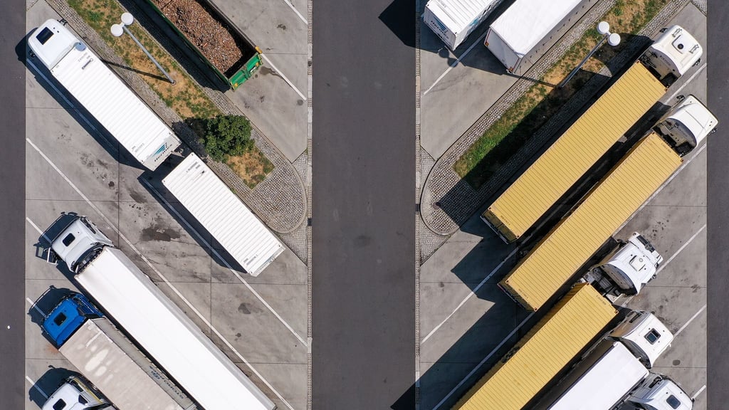 Kriminelle schlagen vor allem auf Park- und Rastplätzen entlang der Autobahnen zu und klauen Ladung mit enormem Wert. (Symbolbild)