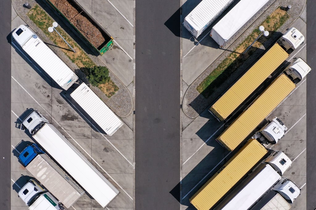 Kriminelle schlagen vor allem auf Park- und Rastplätzen entlang der Autobahnen zu und klauen Ladung mit enormem Wert. (Symbolbild)