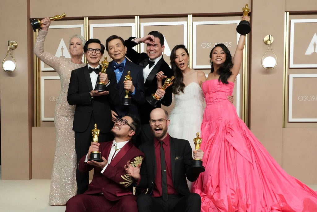 Jamie Lee Curtis (hinten links nach rechts), Ke Huy Quan, James Hong, Jonathan Wang, Michelle Yeoh und Stephanie Hsu sowie Daniel Kwan (vorne links) und Daniel Scheinert, freuten sich 2023 über die Oscars für den Film „Everything Everywhere All at Once“. (Archivbild)
