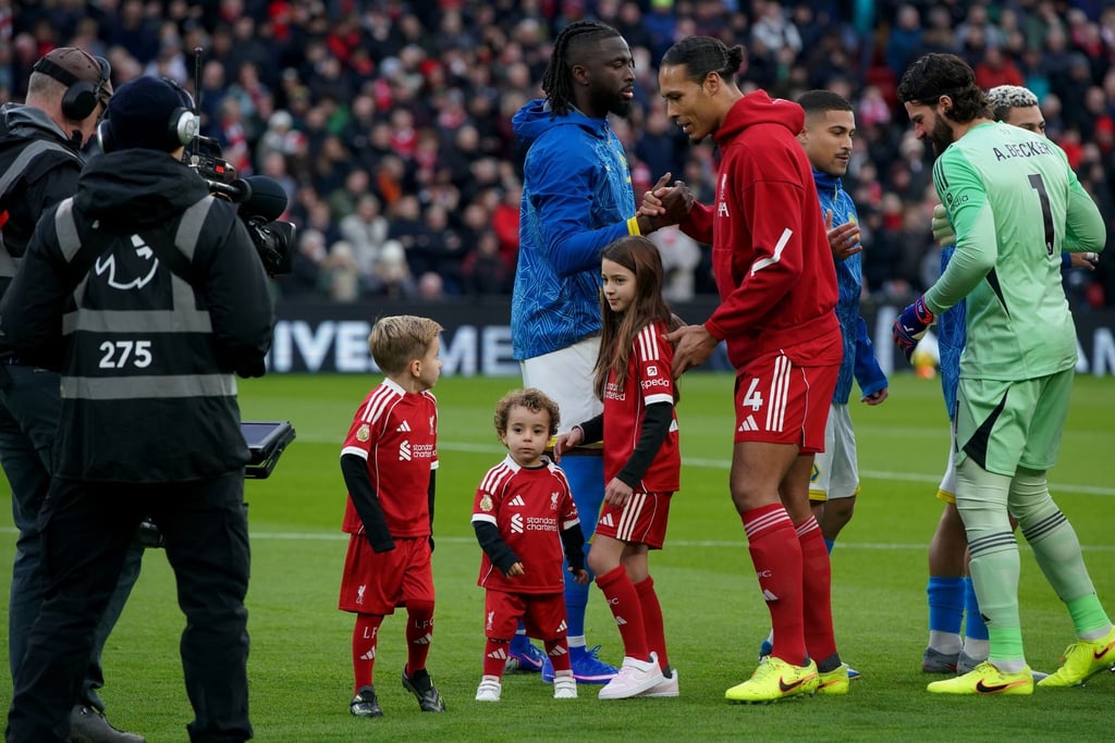 Bewegende Momente: Diogo Jotas Kinder, Dinis und Duarte, begleiten die Liverpool-Profis aufs Spielfeld.