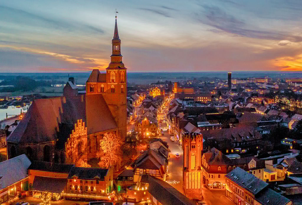 Blick auf die Kaiser- und Hansestadt Tangermünde in der Adventszeit.