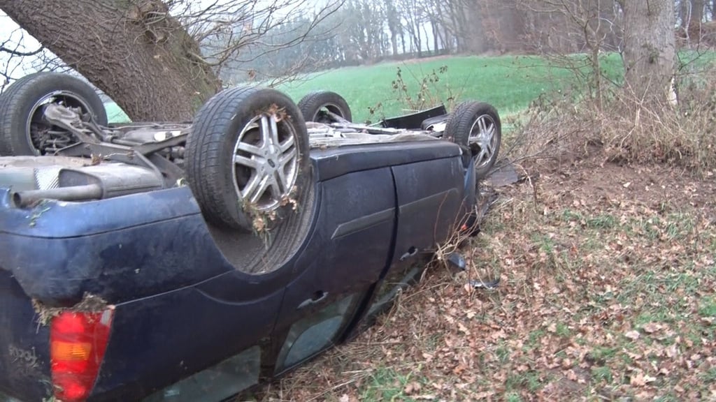Eine Mutter landet mit ihrem Auto wegen Glatteis auf dem Dach.