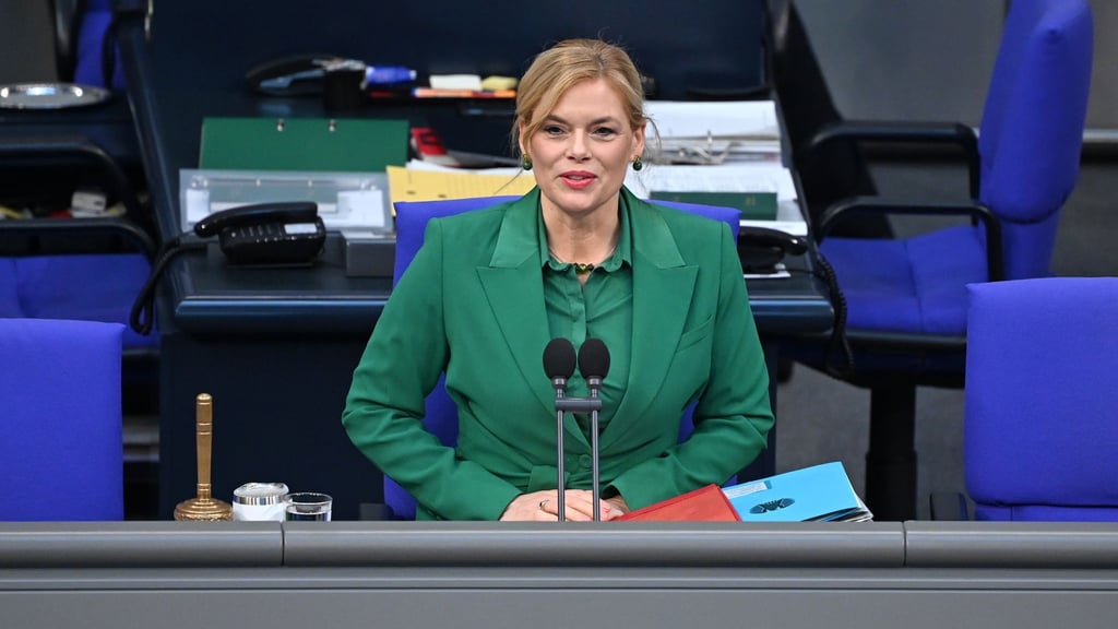 Bundestagspräsidentin Julia Klöckner fordert strengere Voraussetzungen für eine Beschäftigung durch Abgeordnete und eine bessere Drohnenabwehr. (Archivbild)