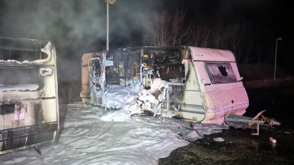 Ein Wohnwagen ist in der Nacht am Ortsausgang von Hasselfelde in Brand geraten – die Polizei ermittelt zur Ursache.