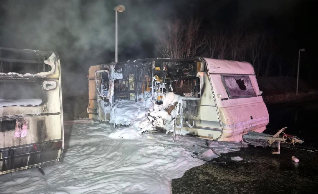 Ein Wohnwagen ist in der Nacht am Ortsausgang von Hasselfelde in Brand geraten – die Polizei ermittelt zur Ursache.