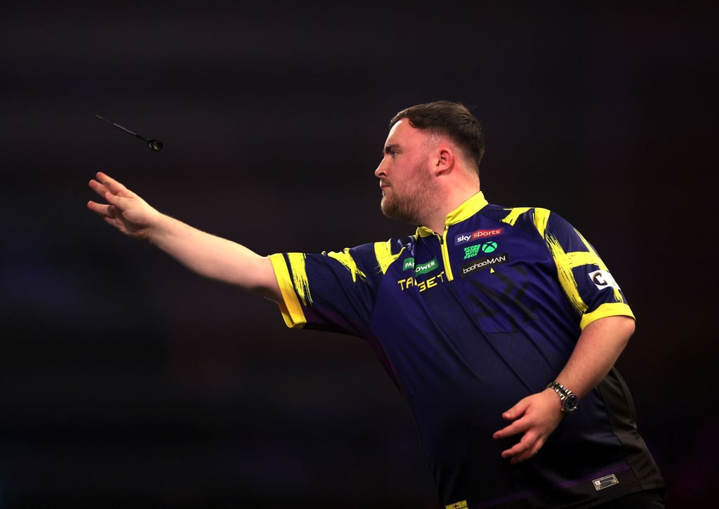 Luke Littler glänzt gegen den Österreicher Suljovic.