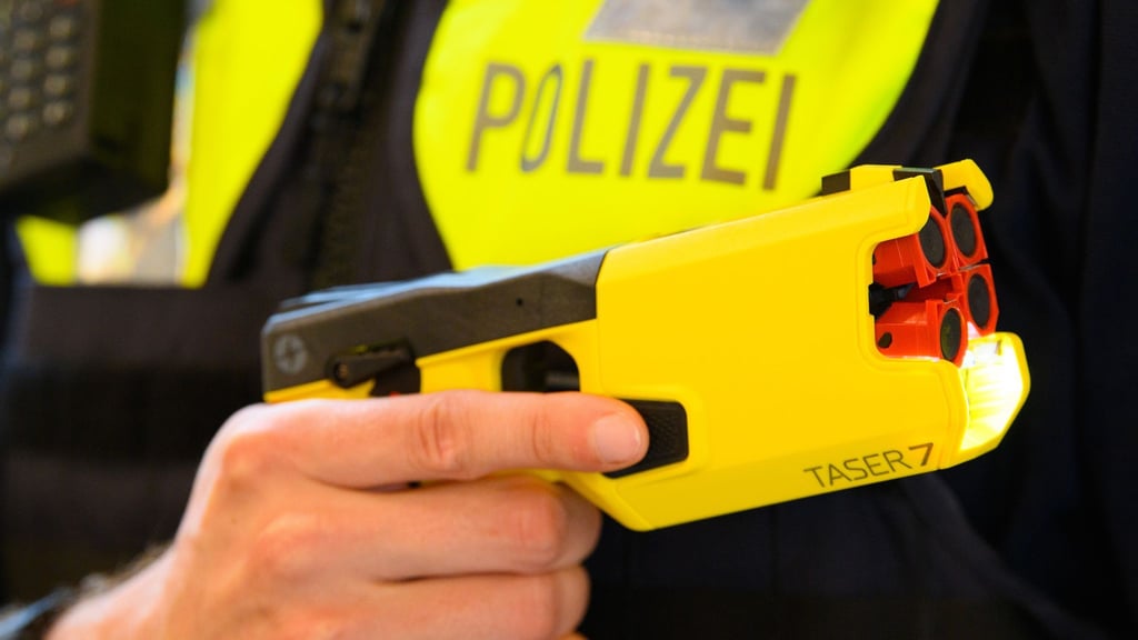Die Brandenburger Polizei verfügt über mehrere Taser. (Symbolbild)